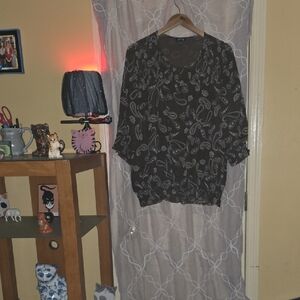 Apt. 9 Elegant Brown Paisley Top With Brown Pearl Buttons And Elasticated Detail